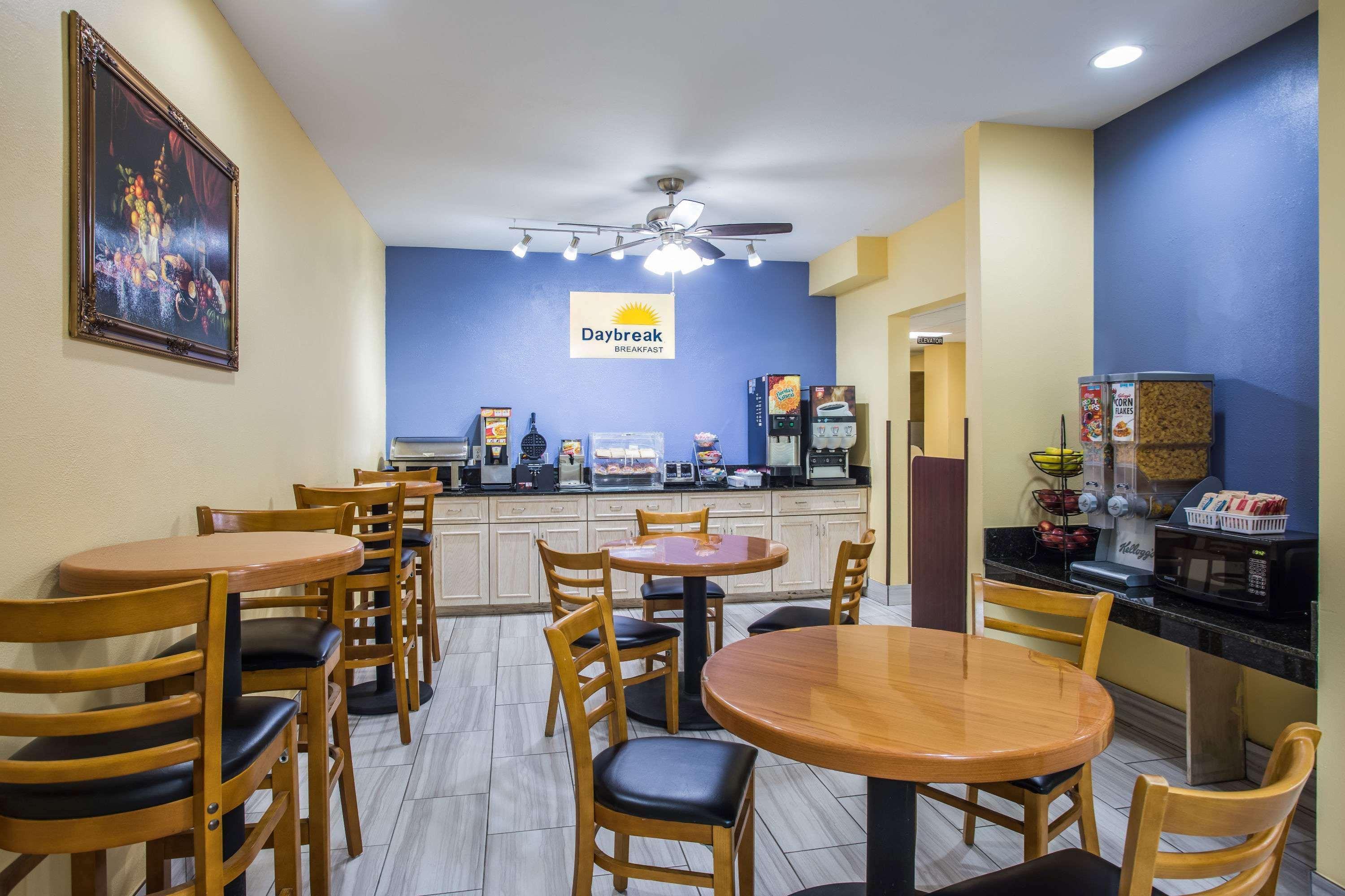 Days Inn & Suites By Wyndham Augusta Near Fort Eisenhower Eksteriør billede