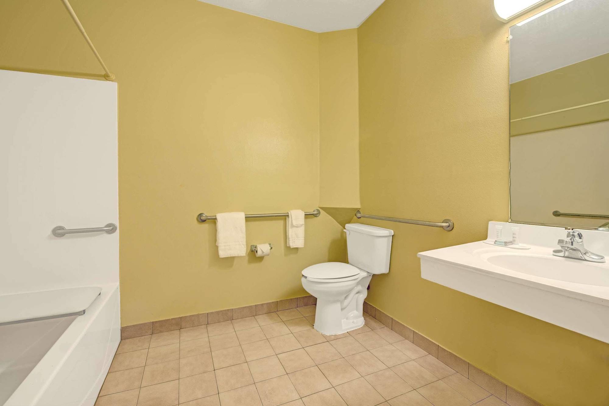 Days Inn & Suites By Wyndham Augusta Near Fort Eisenhower Eksteriør billede