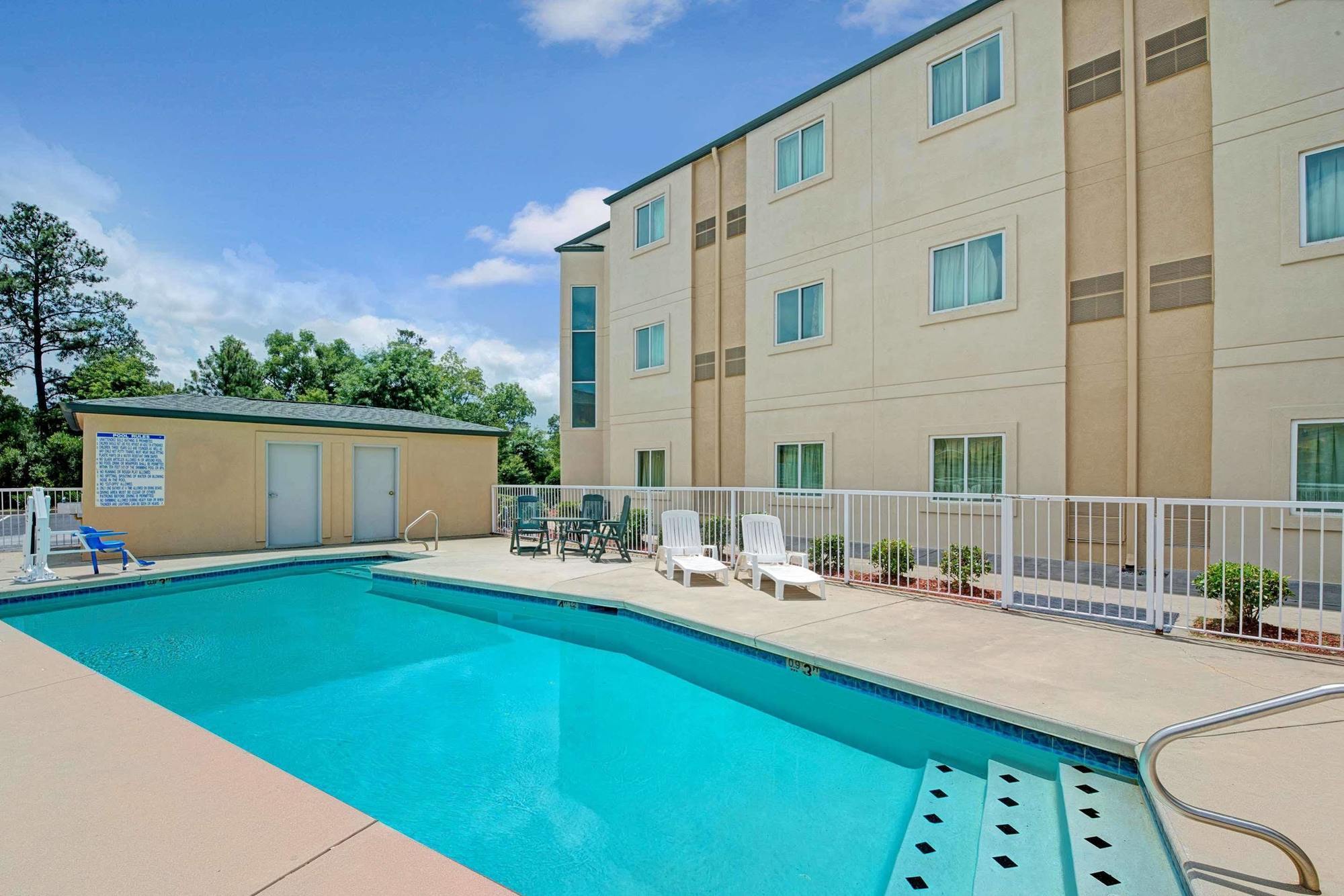 Days Inn & Suites By Wyndham Augusta Near Fort Eisenhower Eksteriør billede