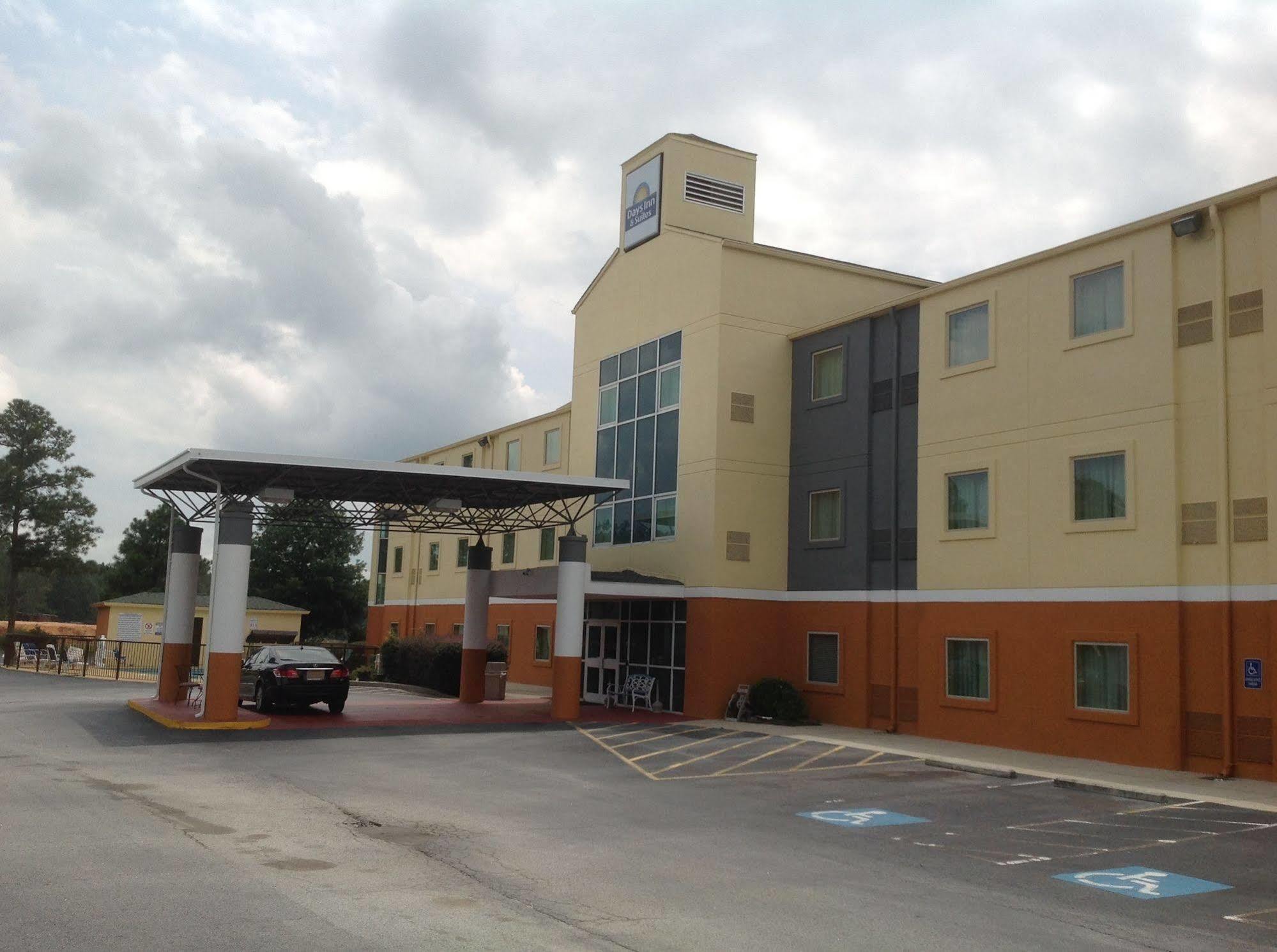 Days Inn & Suites By Wyndham Augusta Near Fort Eisenhower Eksteriør billede