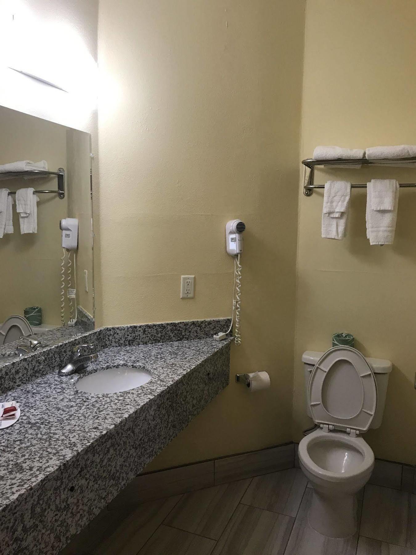 Days Inn & Suites By Wyndham Augusta Near Fort Eisenhower Eksteriør billede