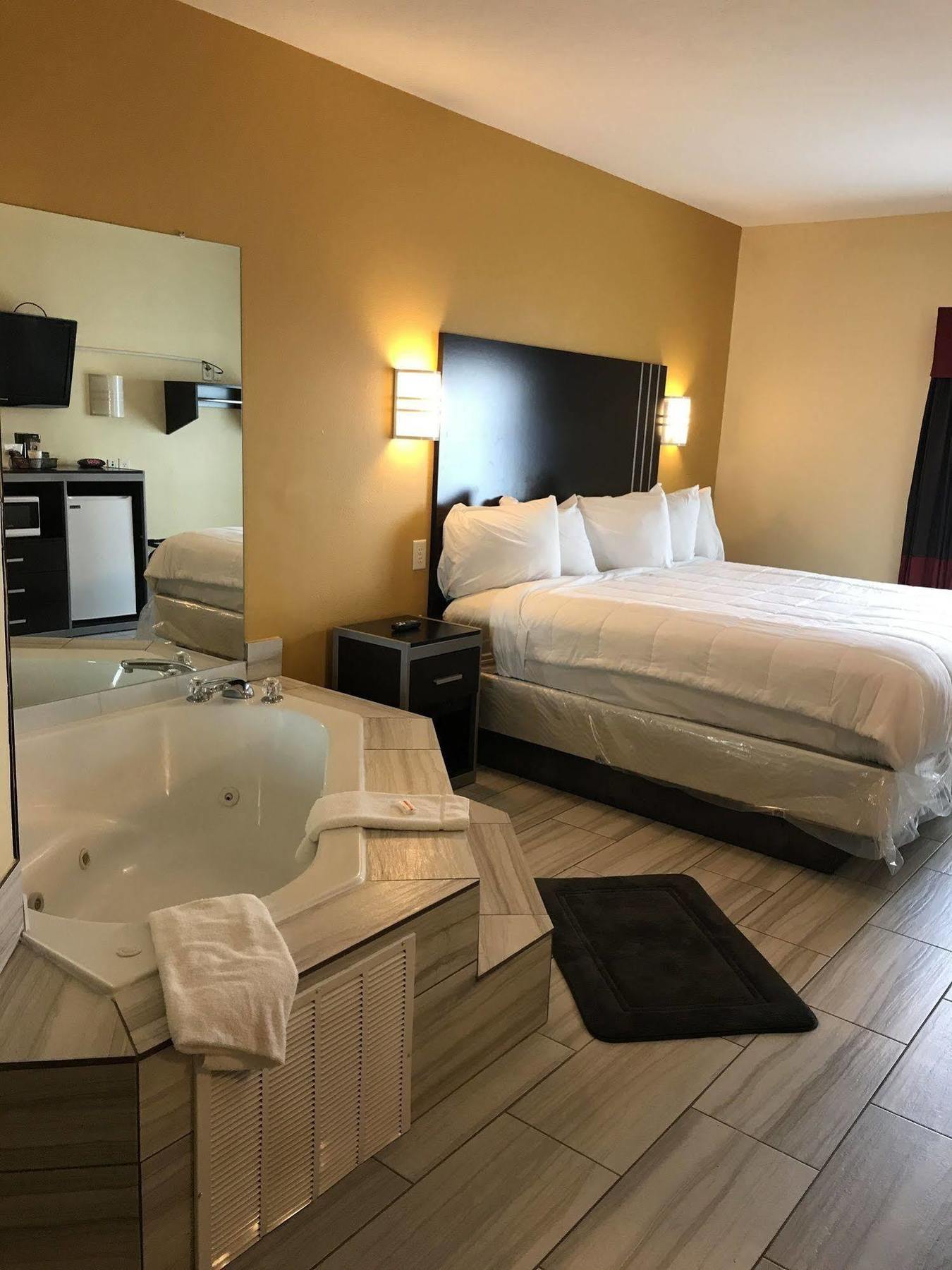 Days Inn & Suites By Wyndham Augusta Near Fort Eisenhower Eksteriør billede